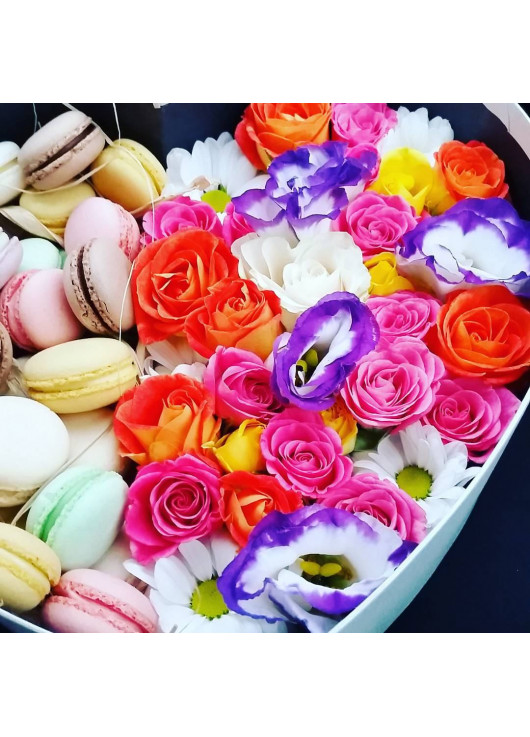 Hit of the year ! Flowers in a box with cookies MACAROON
