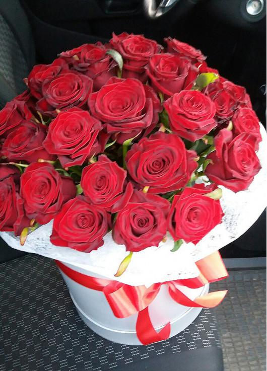 35 roses in a hatbox