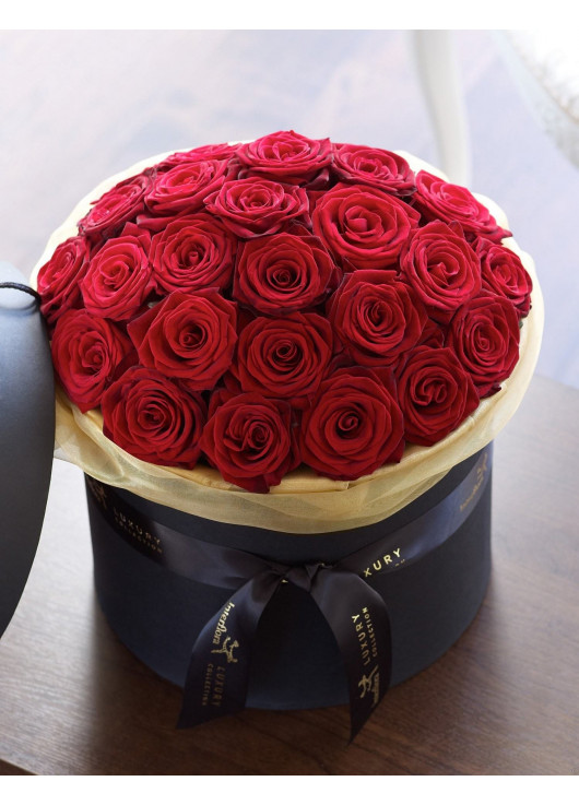 35 roses in a hatbox