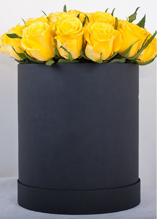 39  yellow roses in a hatbox