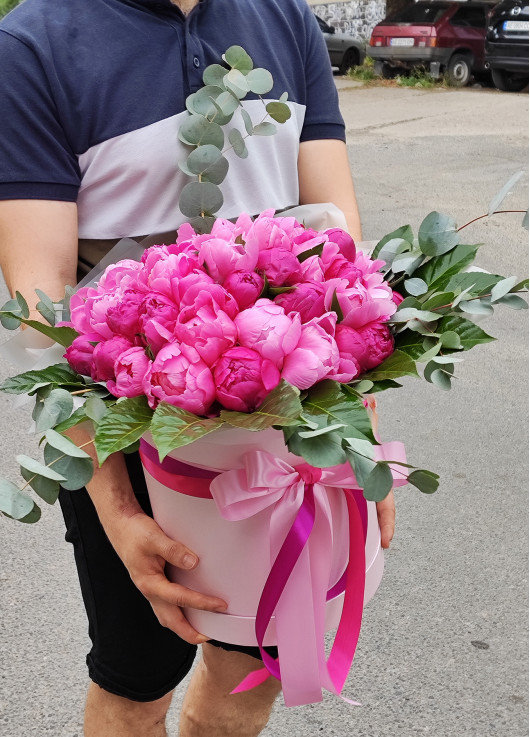 Hat box of peonies Dnipro