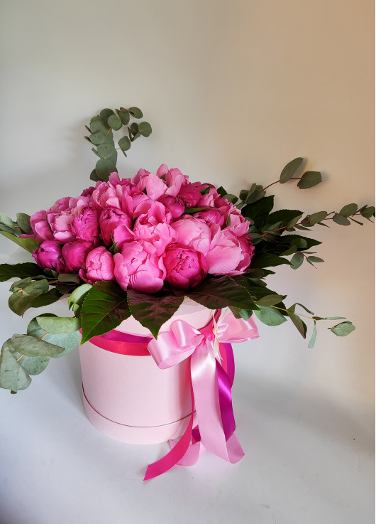 Hat box of peonies Dnipro