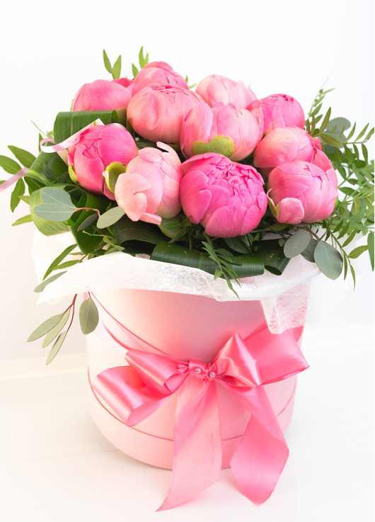 Hat box of peonies Dnipro