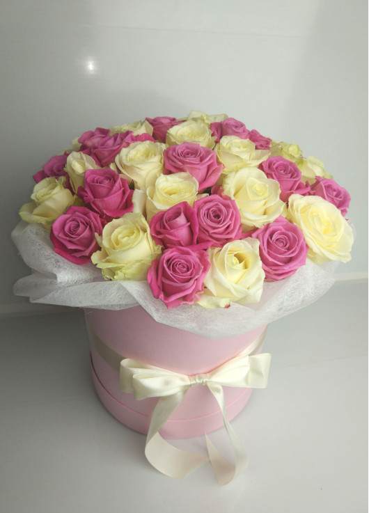 Pink and white roses in a hatbox Dnipro