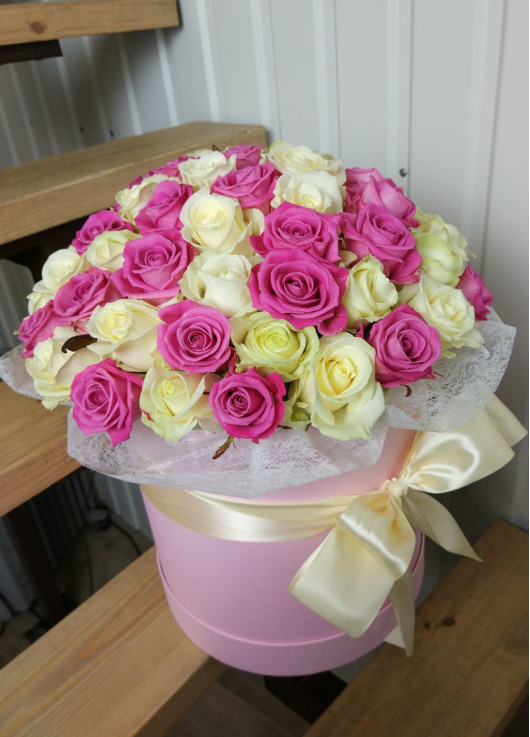 Pink and white roses in a hatbox Dnipro