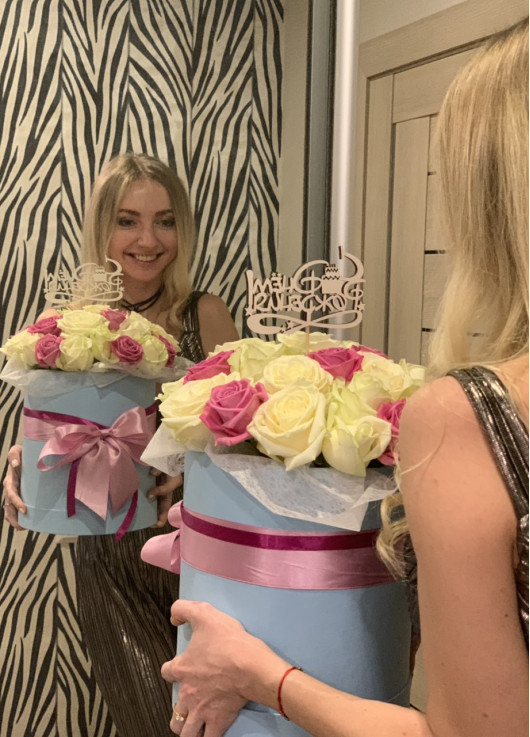 Pink and white roses in a hatbox Dnipro