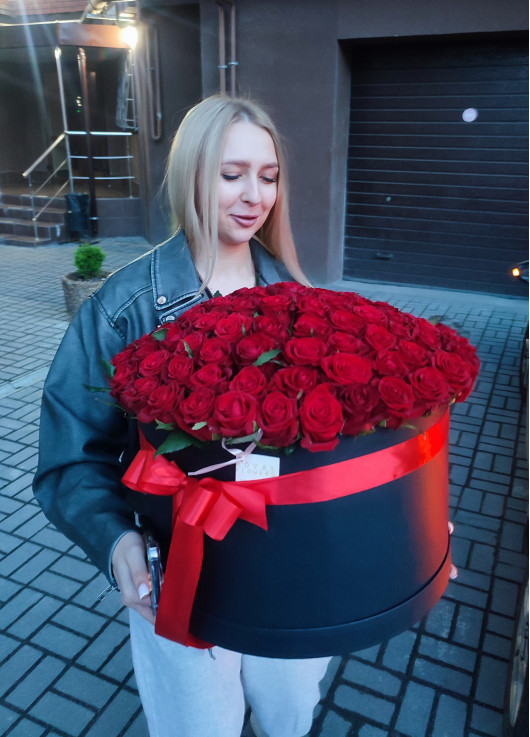 101 roses in a hatbox