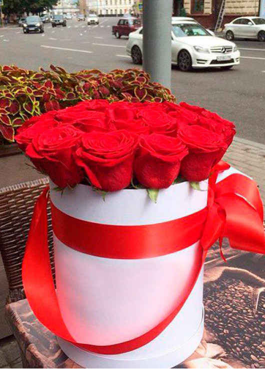 19 roses in a hatbox