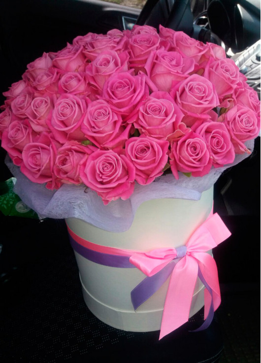 Pink roses in a hatbox