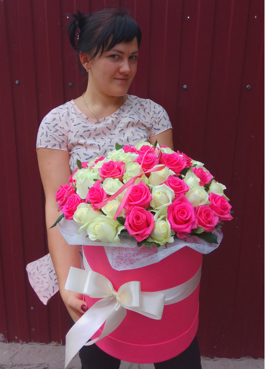 Pink and white roses in a hatbox Dnipro