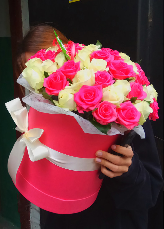 Pink and white roses in a hatbox Dnipro