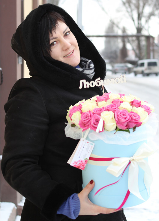 Pink and white roses in a hatbox Dnipro