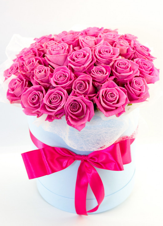 Pink roses in a hatbox
