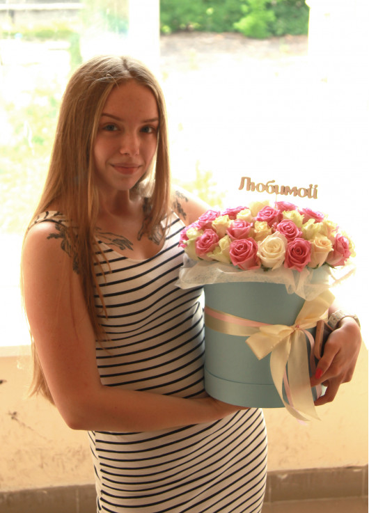 Pink and white roses in a hatbox Dnipro