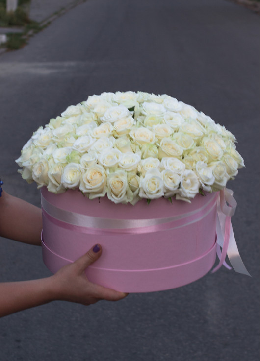 101 roses in a hatbox