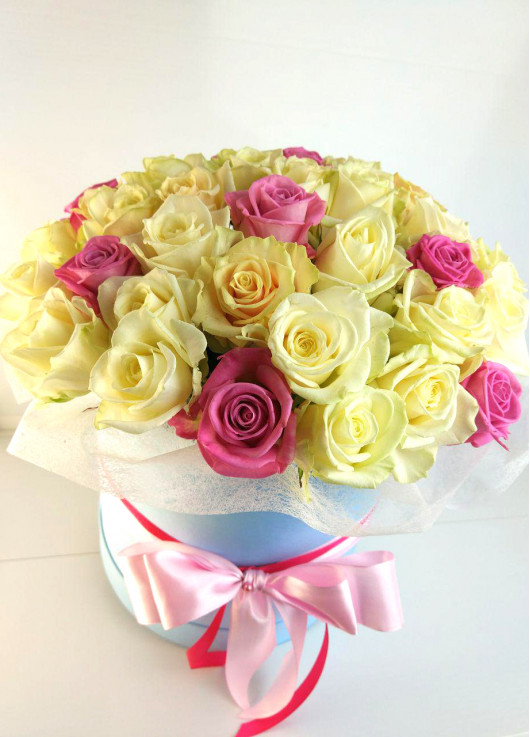 Pink and white roses in a hatbox Dnipro