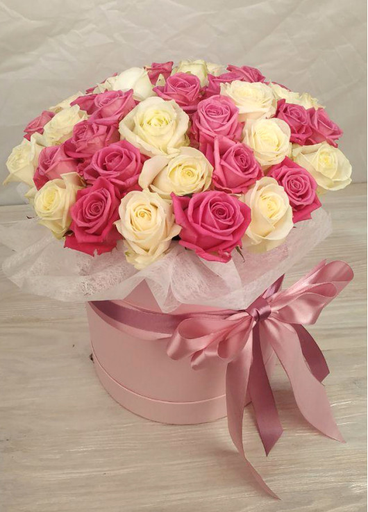 Pink and white roses in a hatbox Dnipro