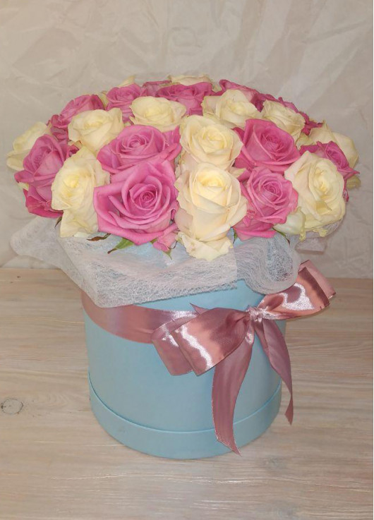 Pink and white roses in a hatbox Dnipro