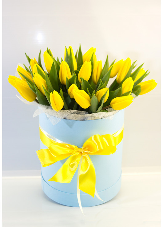 25 yellow tulips in a hat box