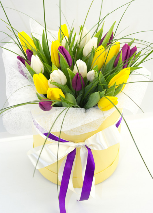 25 yellow tulips in a hat box