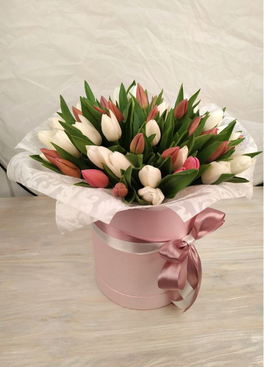 Mix Tulips in a hat box
