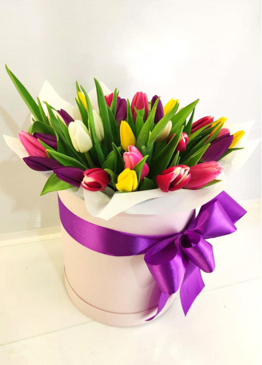 Mix Tulips in a hat box