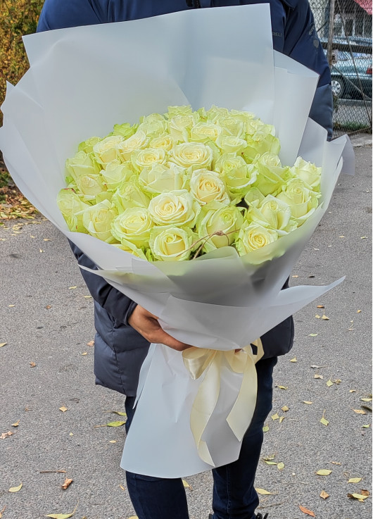 Bouquet of 19 white roses