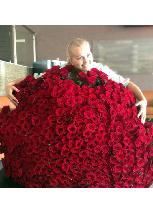 777 red roses