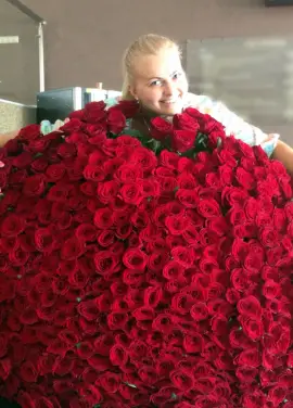 777 red roses