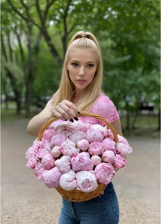 51 Pion Sarah Bernard in a basket buy in the Dnieper 51 Pion Sarah Bernard in a basket buy in the Dnieper