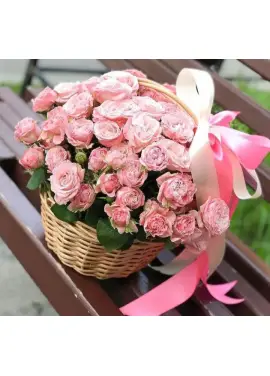 Cream Spray Rose “Madam Bombastic” in Wicker Basket (9 stems)