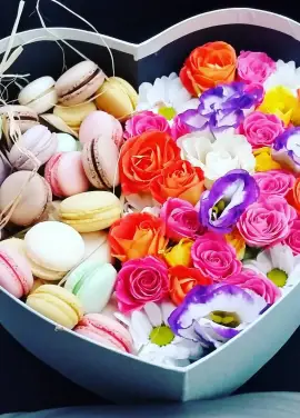 Hit of the year ! Flowers in a box with cookies MACAROON