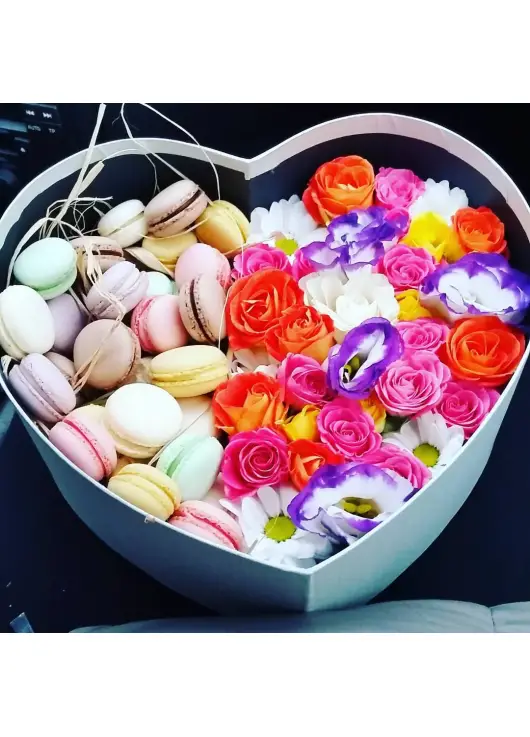 Hit of the year ! Flowers in a box with cookies MACAROON