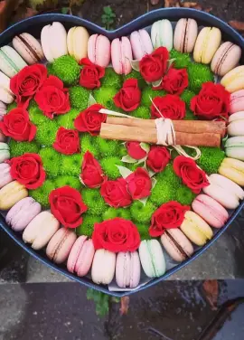 Hit of the year ! Flowers in a box with cookies MACAROON