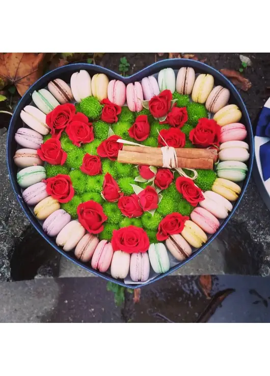 Hit of the year ! Flowers in a box with cookies MACAROON