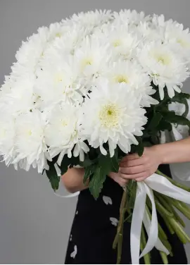 Bouquet of large white chrysanthemum "avalanche"