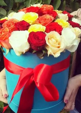 35 roses in a hatbox