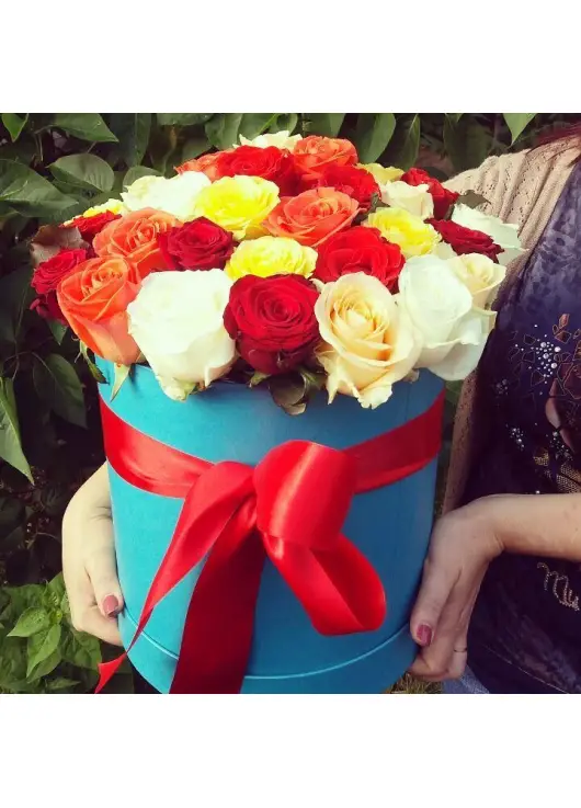 35 roses in a hatbox