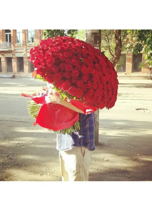 333 red roses