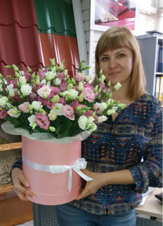 Pink eustoma in a hat box