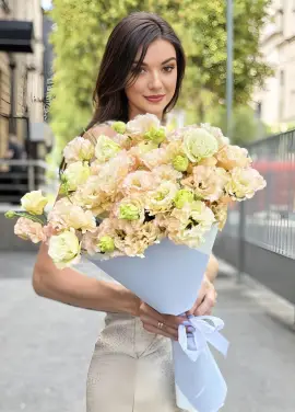 Creamy lisianthus