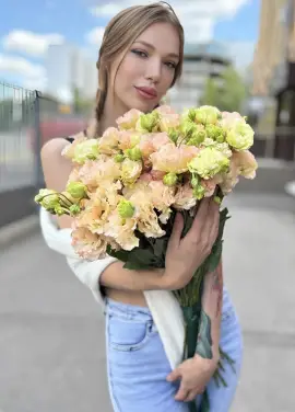 Creamy lisianthus
