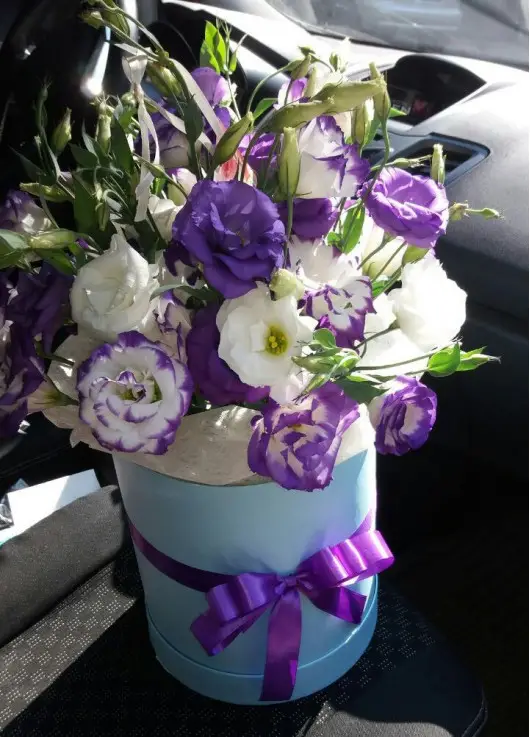 Flower mix in a hat box Flower mix in a hat box