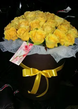 39  yellow roses in a hatbox