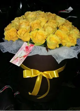 39  yellow roses in a hatbox