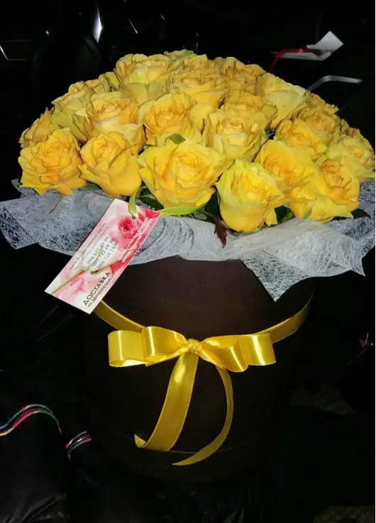39  yellow roses in a hatbox