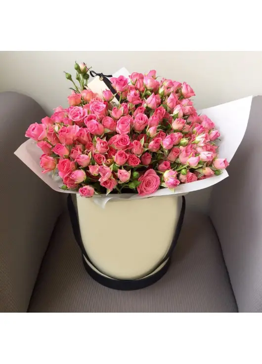 Bush roses in a hatbox