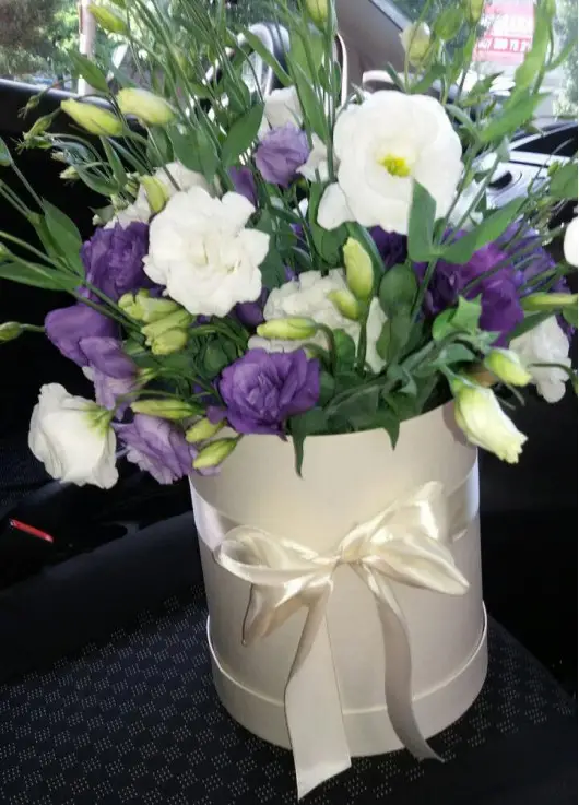 Flower mix in a hat box Flower mix in a hat box