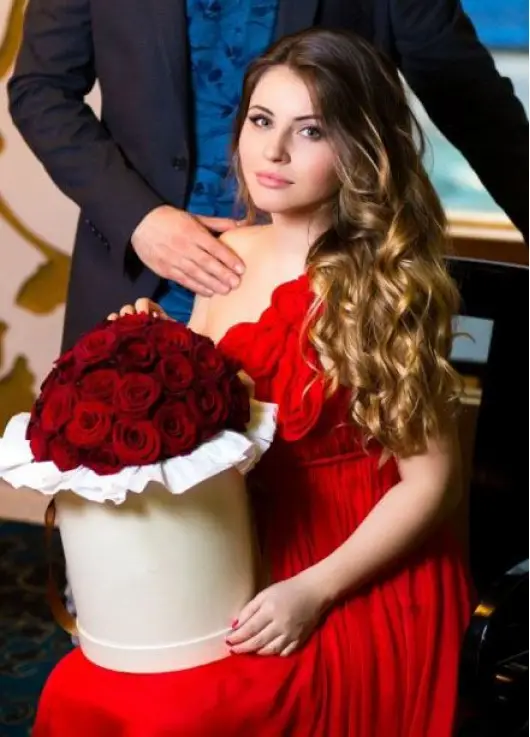 35 roses in a hatbox