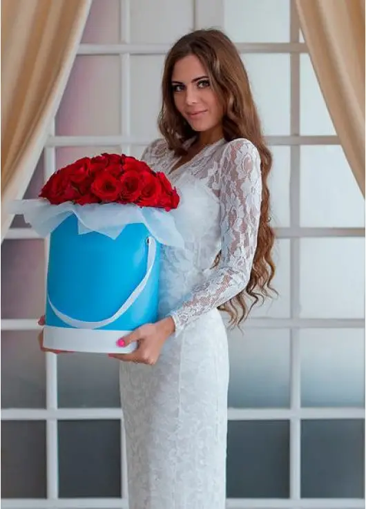 51 roses in a hatbox
